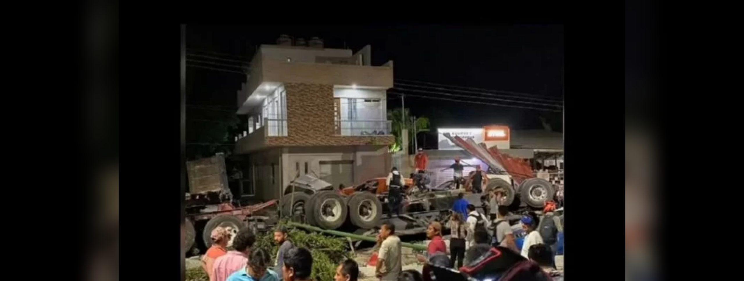 Vuelca tráiler con durmientes para el Tren Maya en Campeche un muerto