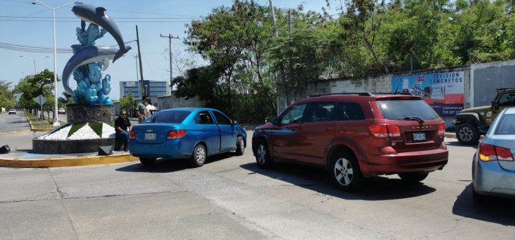 Conductor causa daño a vehículo al no respetar el paso con preferencia en Ciudad del Carmen