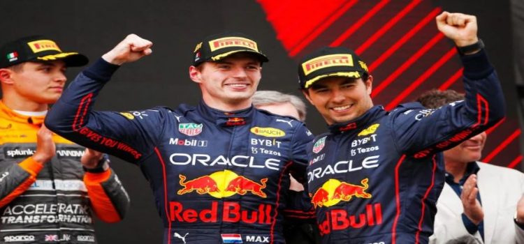 Max Verstappen se congratula por la renovación del piloto mexicano Sergio Pérez