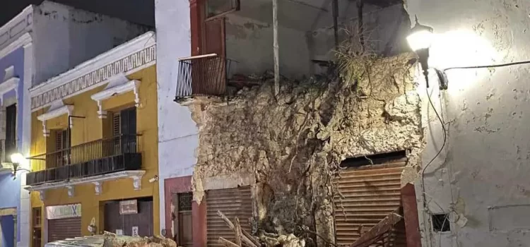 Se derrumba fachada en el centro de Campeche