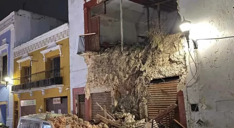 Se derrumba fachada en el centro de Campeche