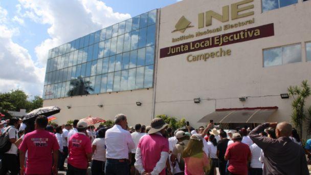 Ciudadanos marchan en defensa del INE en Campeche