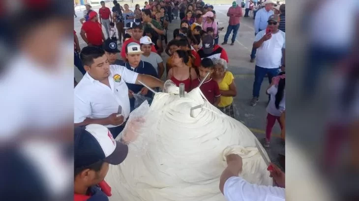 Chekubul, Carmen, logra Récord Guinness con el queso oaxaca más grande del mundo