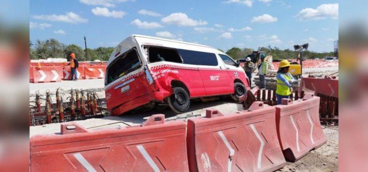 Ocho heridos al embestir un tráiler a una combi en la carretera Campeche-Mérida