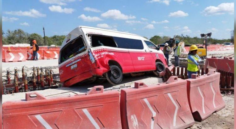 Ocho heridos al embestir un tráiler a una combi en la carretera Campeche-Mérida