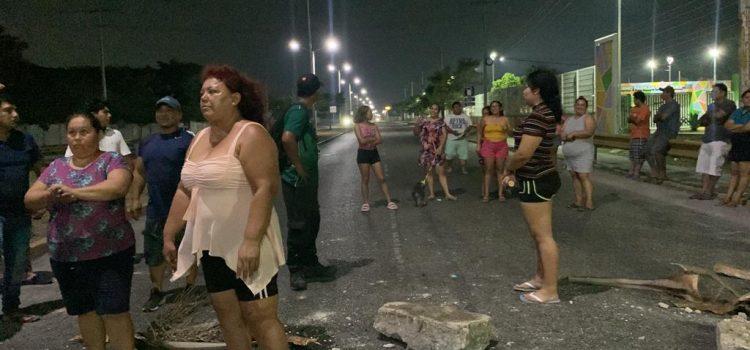 Siguen los bloqueos en Campeche por “ineficiencia” de la CFE