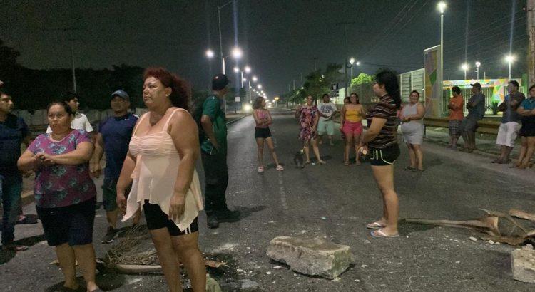 Siguen los bloqueos en Campeche por “ineficiencia” de la CFE