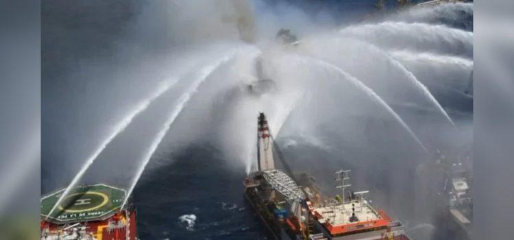 Pemex estima pérdida de 700 mil barriles de petróleo por incendio en plataforma de Campeche