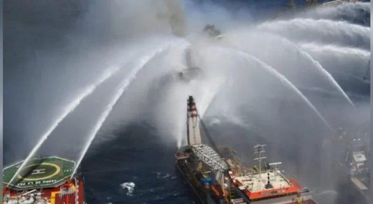Pemex estima pérdida de 700 mil barriles de petróleo por incendio en plataforma de Campeche