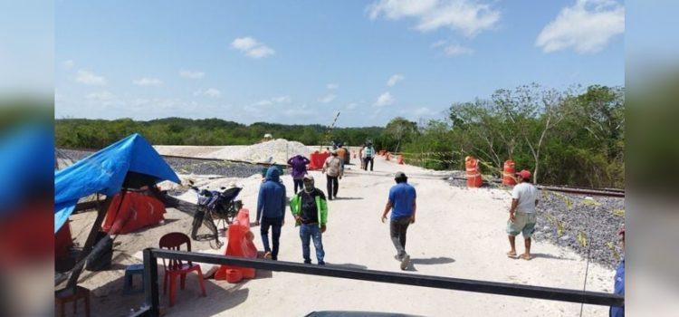 Ejidatarios de Uayamón bloquean obras del Tren Maya por incumplimiento en compra de sascab