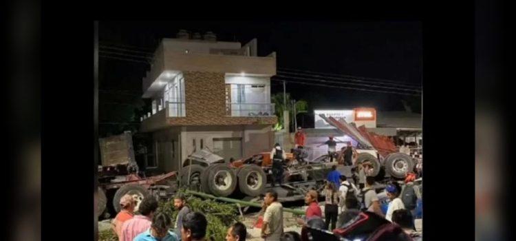 Vuelca tráiler con durmientes para el Tren Maya en Campeche: un muerto y un herido