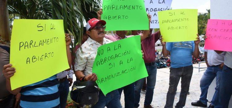 Transportistas les gritan ‘traidores’ a diputados de Morena