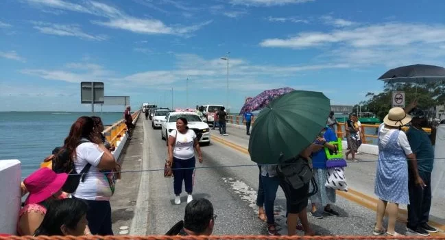 Jubilados de la Unacar y gobierno de Campeche acuerdan levantar bloqueo del puente Zacatal