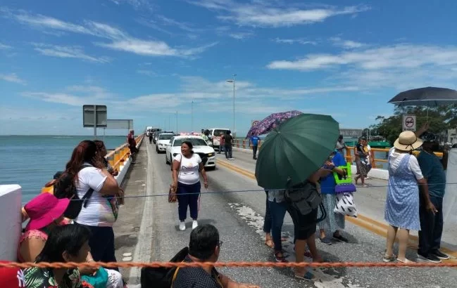 Jubilados de la Unacar y gobierno de Campeche acuerdan levantar bloqueo del puente Zacatal