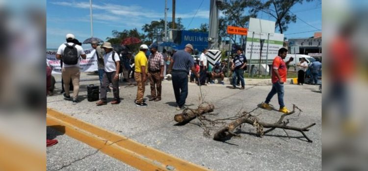 Jubilados de Unacar bloquean el puente Zacatal en Campeche