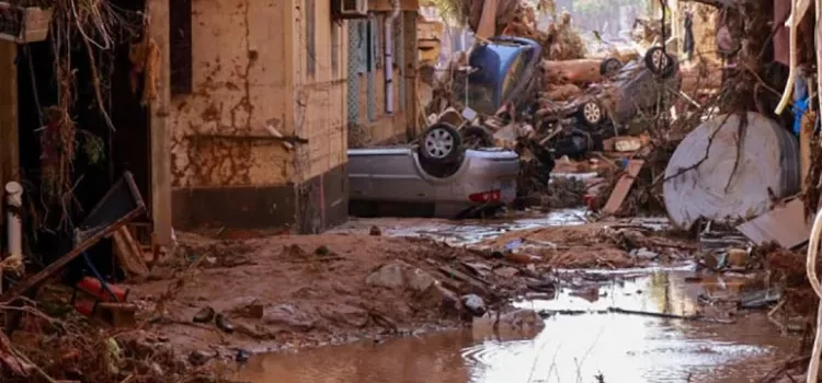 Arrasan inundaciones a Libia