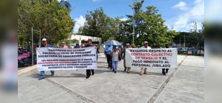 Jubilados de la Unacar protestan en la Seduc, les deben siete meses