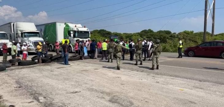 Comerciantes de Isla Aguada bloquean el Puente de la Unidad