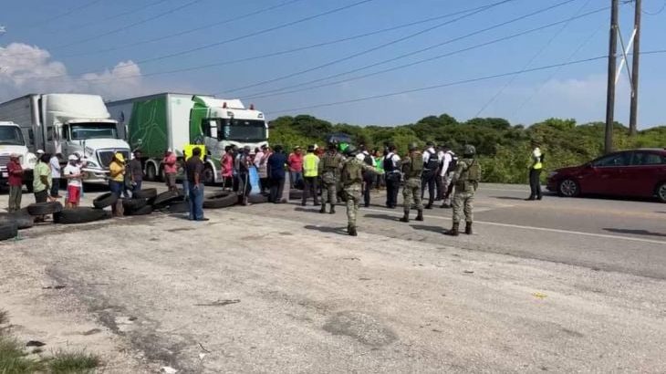 Comerciantes de Isla Aguada bloquean el Puente de la Unidad