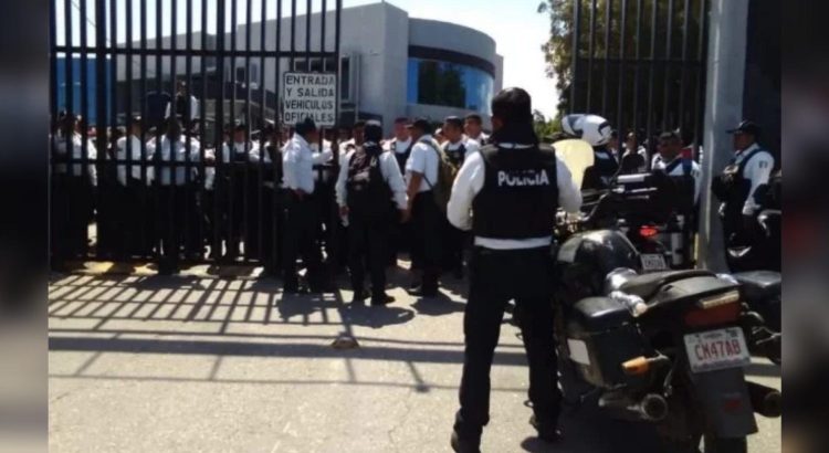 Policías estatales de Campeche cumplen un mes de plantón