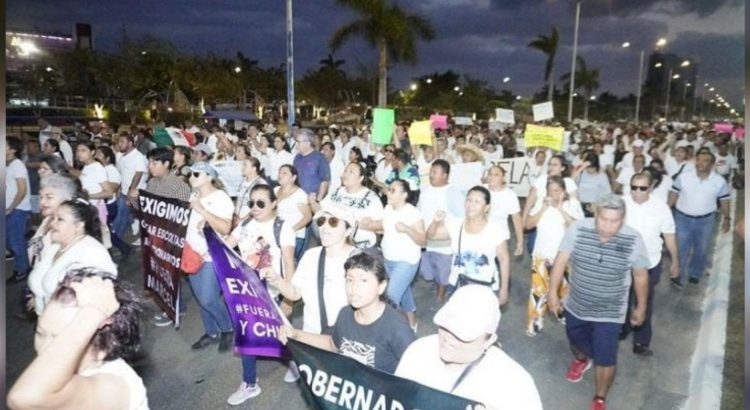 Cientos de ciudadanos se manifiestan en solidaridad con demanda laboral de policías en Campeche