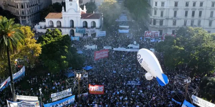 Marchan estudiantes argentinos contra recortes en universidades públicas