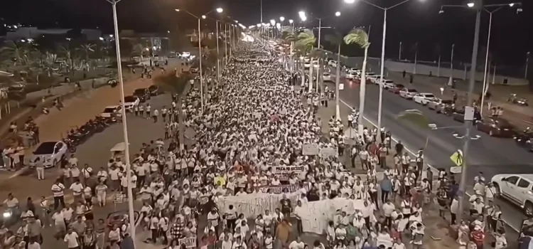 Realizan mega marcha en apoyo a policías estatales de Campeche