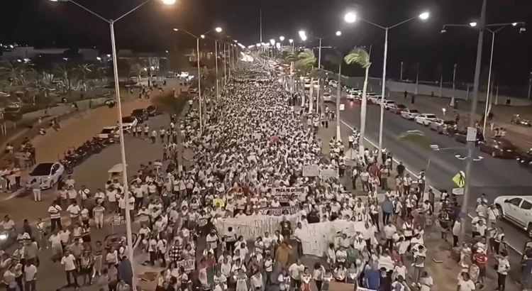 Realizan mega marcha en apoyo a policías estatales de Campeche
