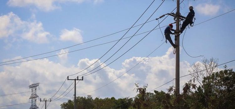 Fallas de electricidad afectan a más de 15 colonias en Carmen