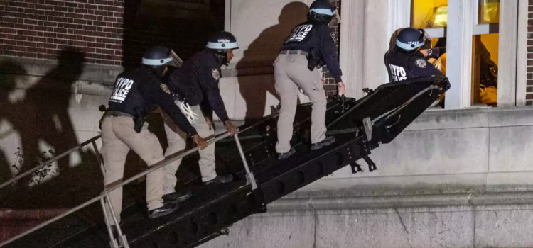 Tensión en campus: desalojo policial en Universidad de Columbia