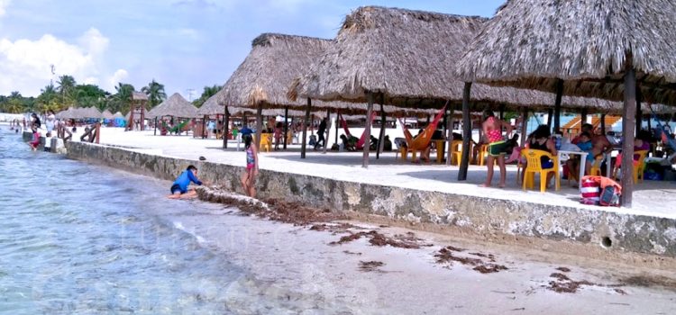 Abarrotan playas y balnearios de Campeche por altas temperaturas
