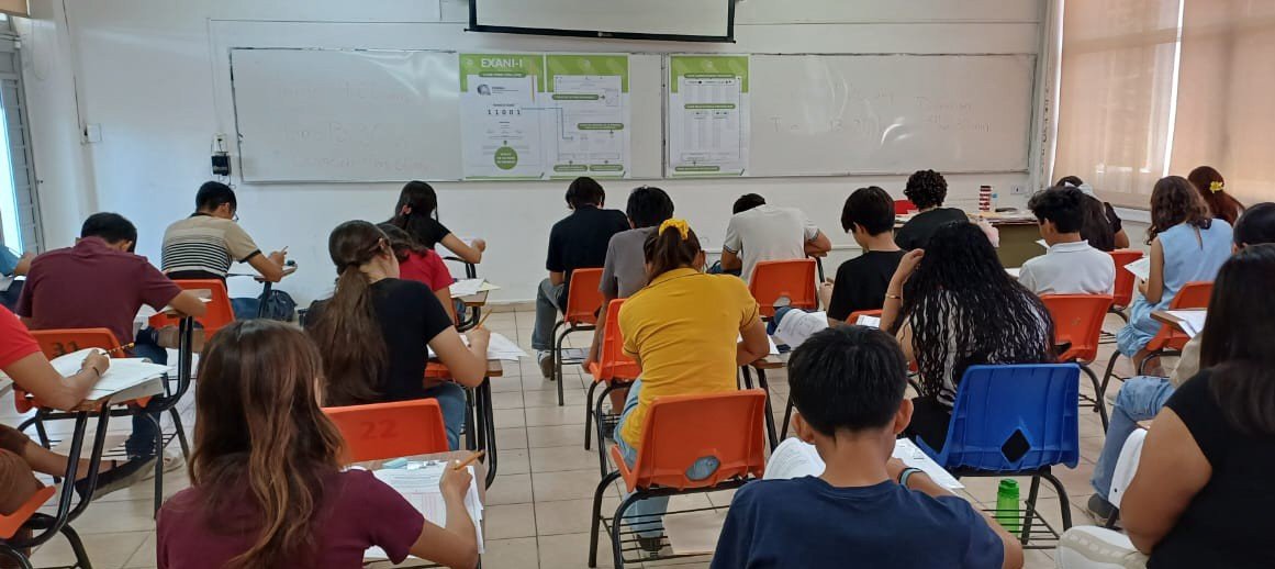 Miles buscan un lugar en la UACAM para el próximo ciclo escolar