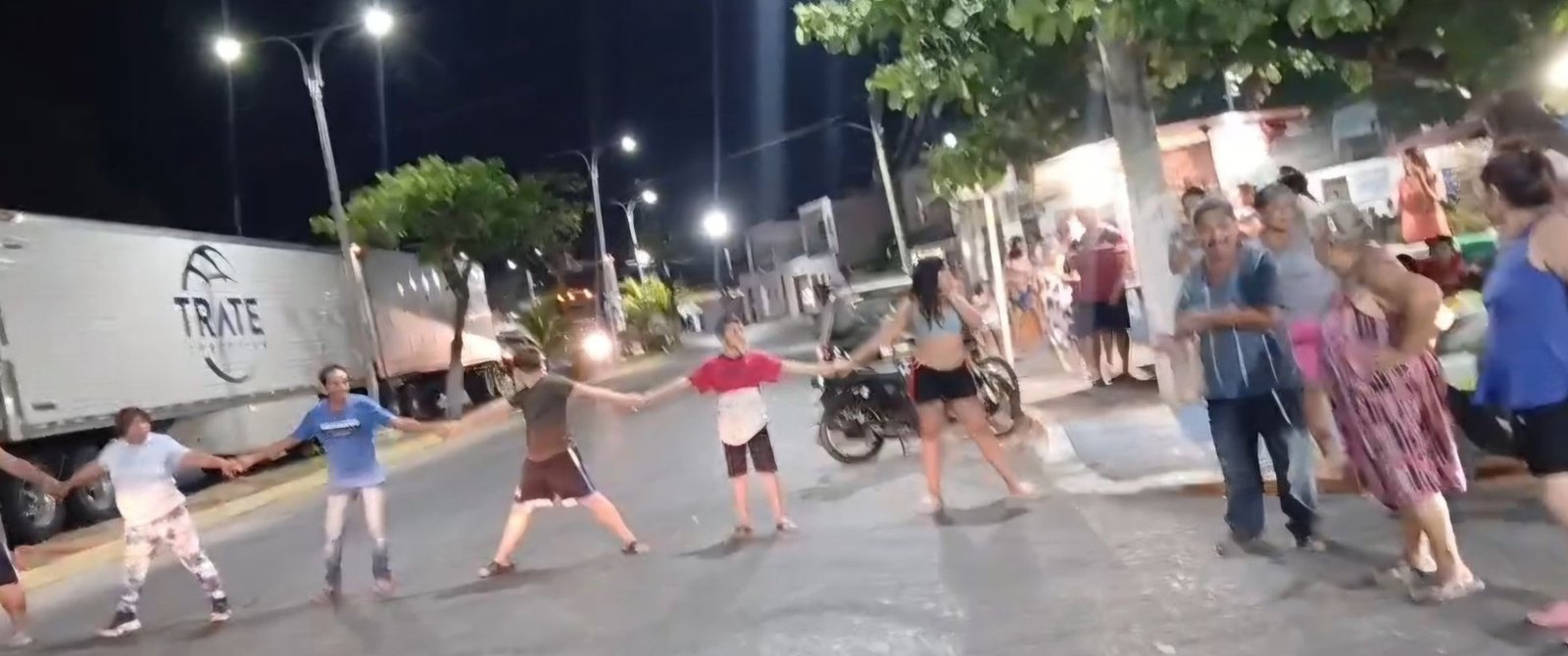 Con bloqueos de calles, ciudadanos exigen solución a apagones en Cd del Carmen