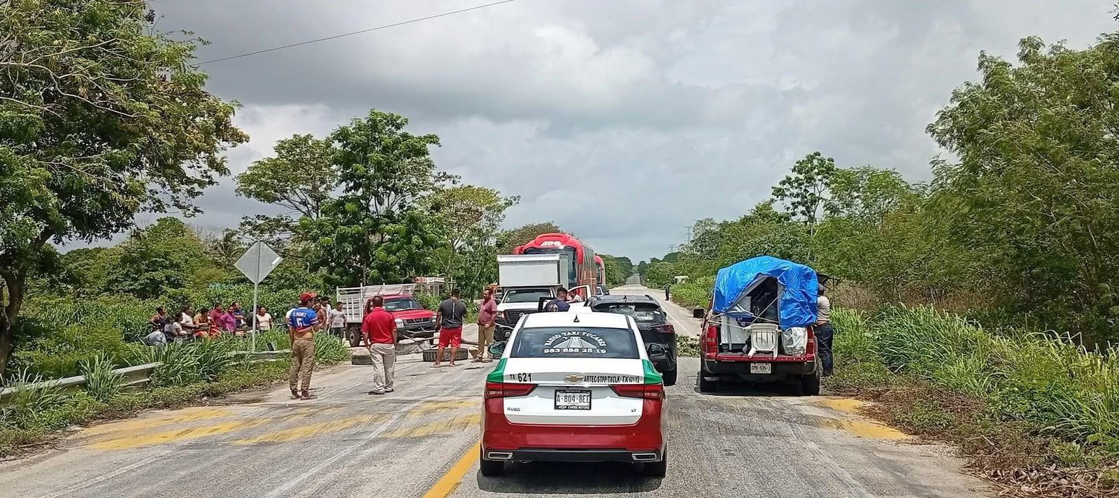 Bloquean carretera Escárcega-Xpujil tras más de 72 horas sin energía eléctrica