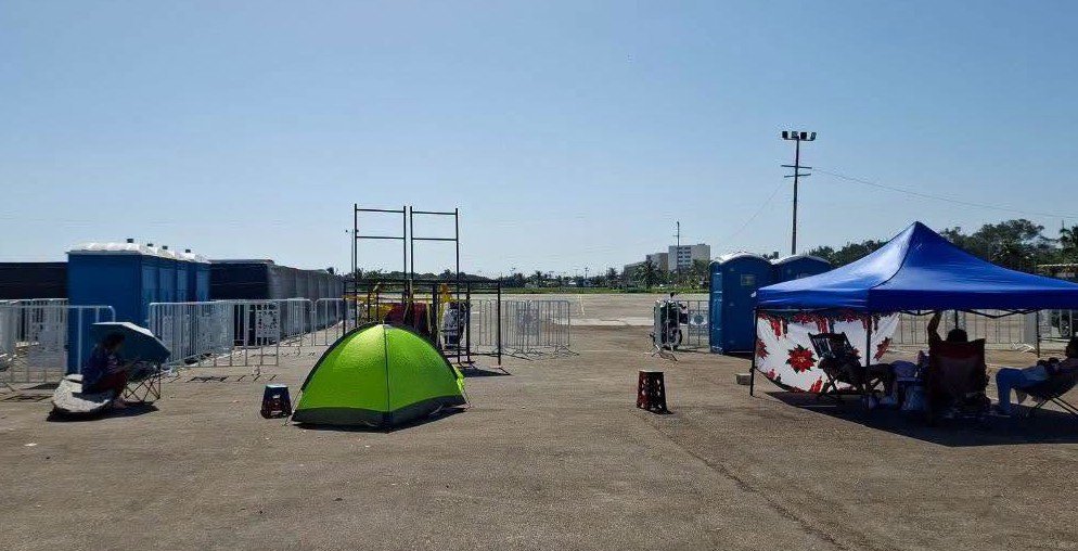 Retiran a fans que acampaban para concierto de Yuridia en Ciudad del Carmen