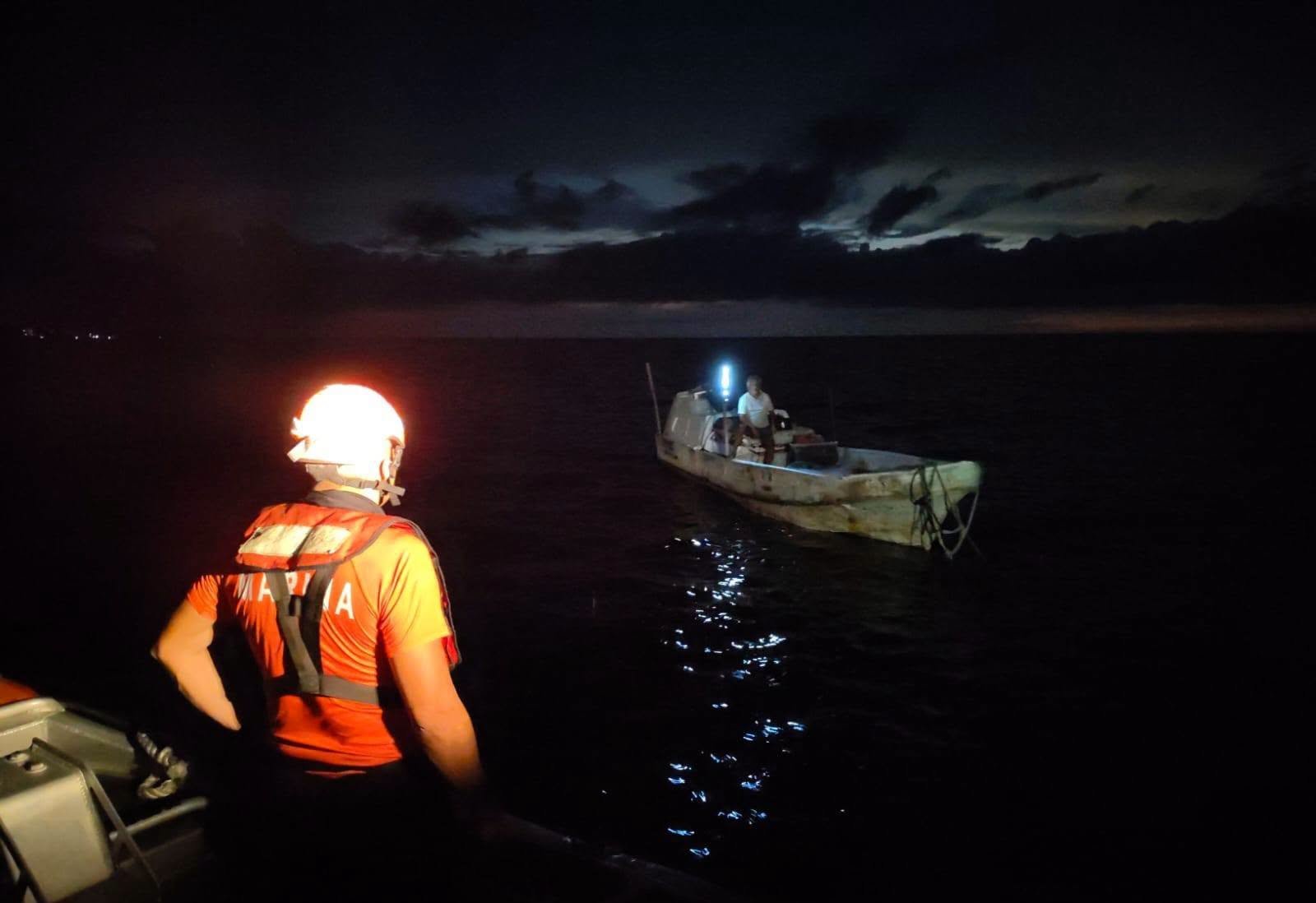 Rescatan a pescador tras quedar a la deriva frente a Campeche