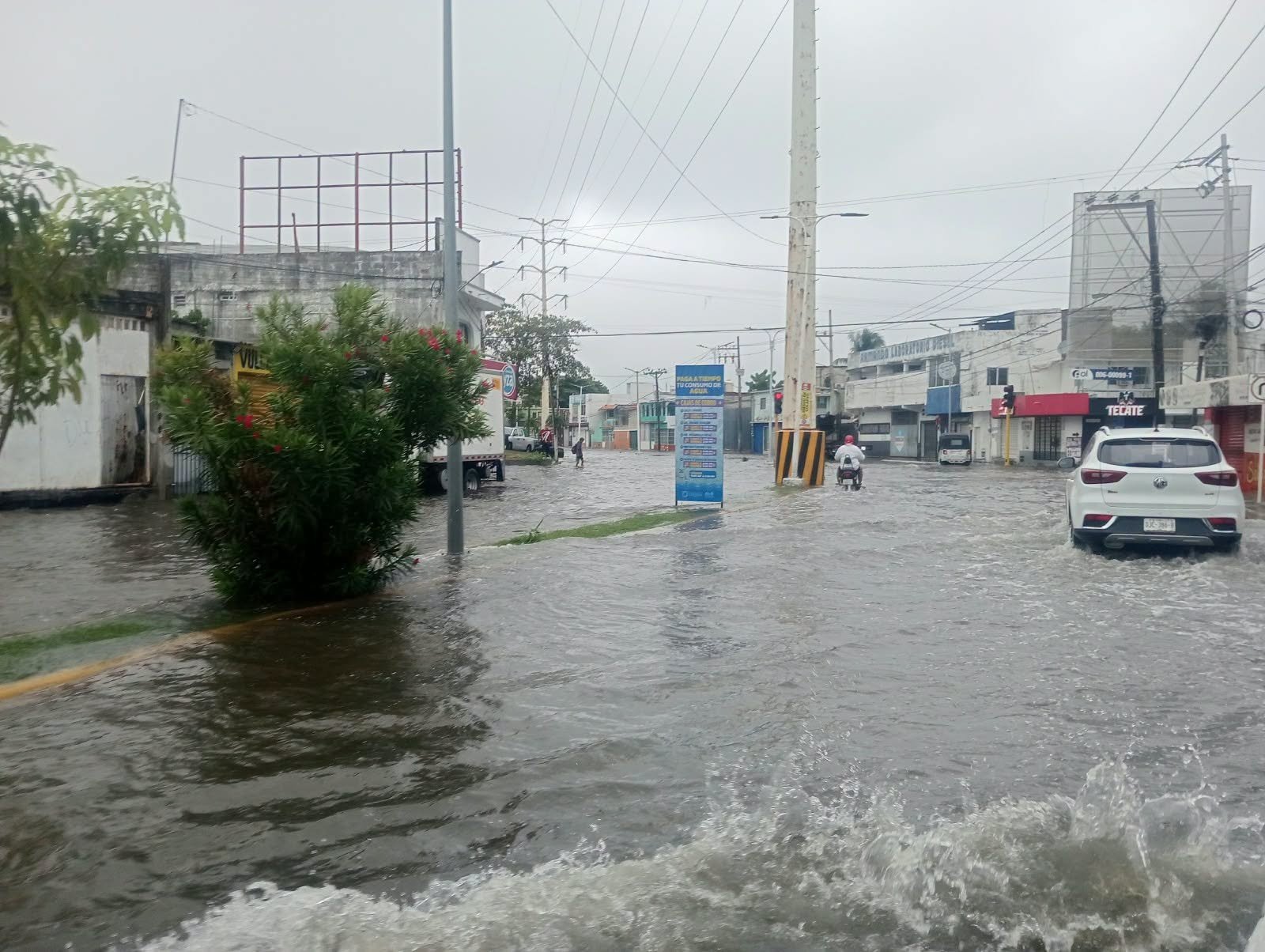 Pleamar golpea la carretera del Golfo y anega colonias de Ciudad del Carmen